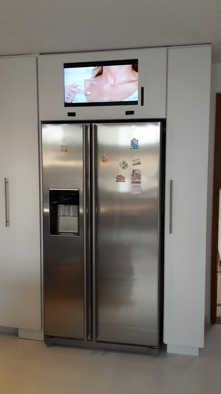 Nevera Y Televisor Empotrados En Cocina